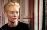 Tilda Swinton Cloakroom Vestiaire Obligatoire Narnia, a Firenze. Ecco le immagini della performance di Tilda Swinton per Pitti Uomo: fra abiti danzanti e dialoghi metafisici