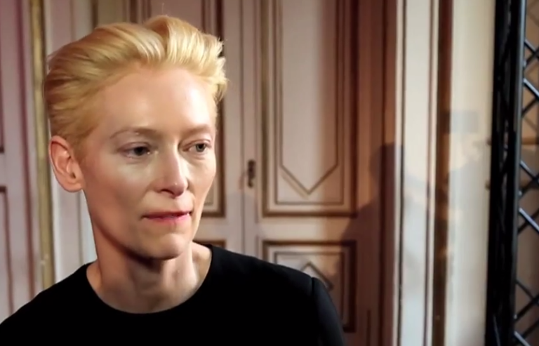 Tilda Swinton Cloakroom Vestiaire Obligatoire Narnia, a Firenze. Ecco le immagini della performance di Tilda Swinton per Pitti Uomo: fra abiti danzanti e dialoghi metafisici