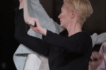 Tilda Swinton Cloakroom Vestiaire Obligatoire 6 Narnia, a Firenze. Ecco le immagini della performance di Tilda Swinton per Pitti Uomo: fra abiti danzanti e dialoghi metafisici