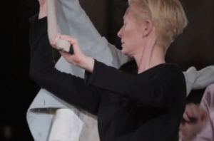 Narnia, a Firenze. Ecco le immagini della performance di Tilda Swinton per Pitti Uomo: fra abiti danzanti e dialoghi metafisici