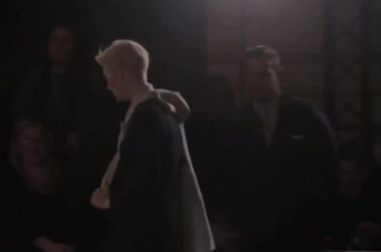 Tilda Swinton Cloakroom Vestiaire Obligatoire 7 Narnia, a Firenze. Ecco le immagini della performance di Tilda Swinton per Pitti Uomo: fra abiti danzanti e dialoghi metafisici