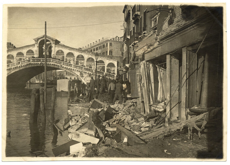Venezia, Rialto, Fondamenta del Ferro. Veduta della Birreria Spiess distrutta in seguito alla trentottesima incursione aerea, stampa alla gelatina 26-27 febbraio 1918