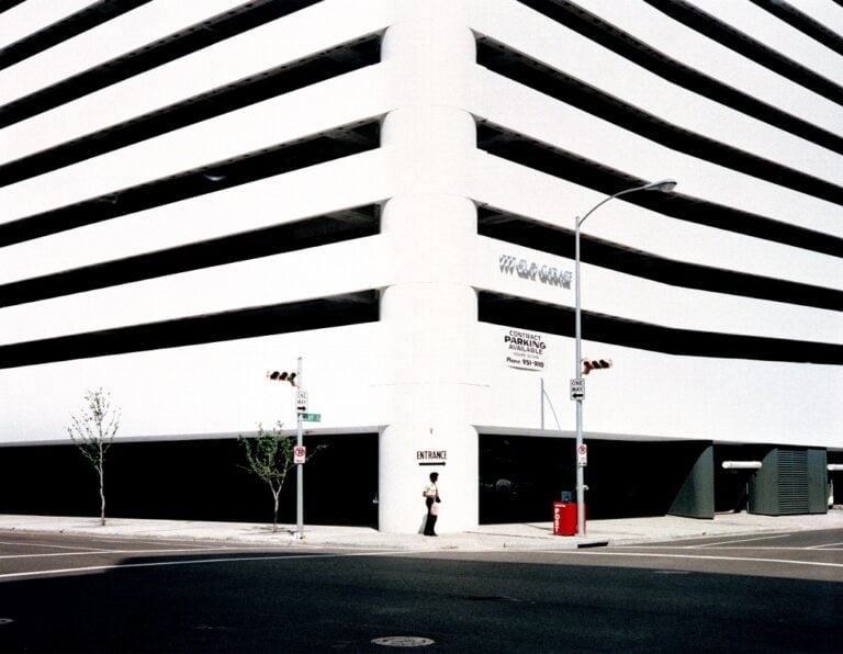 Wim Wenders, Entrance, Houston, Texas, 1983 - Wim Wenders, Wenders Images, Verlag der Autoren