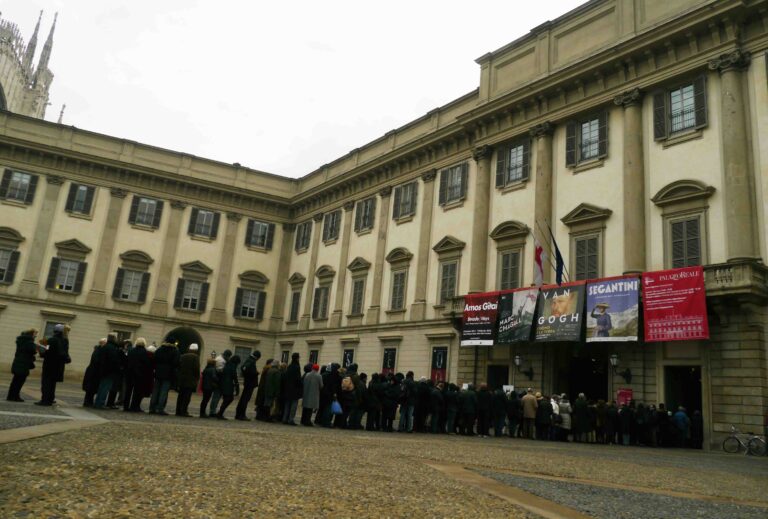 coda chagall Chagall by night a Milano. Per gli ultimi giorni la grande mostra a Palazzo Reale resta aperta fino alla mezzanotte: e macina record 