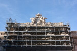 Fontana di Trevi, il restauro più social del mondo. Il primo cantiere con app, Facebook e Twitter. E sui social network impazzano i selfie Ekberg-style