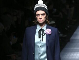 Sfilata (eccellente) senza direttore creativo: a Milano la prima uscita di Gucci nell’era post Frida. Ambiguità e androginia, provocando con dolcezza