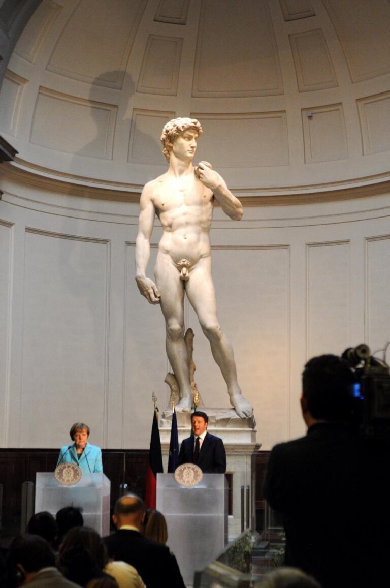matto renzi e angela merkel 2 Vertice Renzi-Merkel ai piedi del David. Indimenticabile meeting – con visita guidata – per la cancelliera. Ma qualcuno insorge: in pericolo la sicurezza della statua