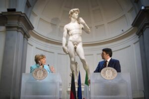 Vertice Renzi-Merkel ai piedi del David. Indimenticabile meeting – con visita guidata – per la cancelliera. Ma qualcuno insorge: in pericolo la sicurezza della statua
