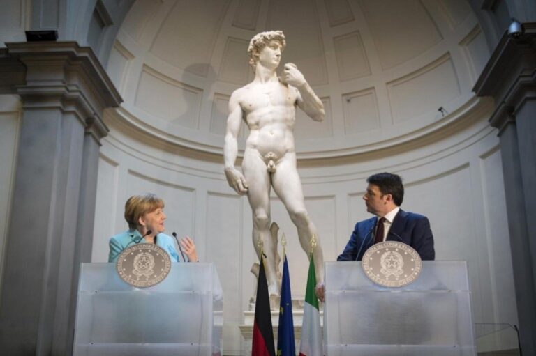 matto renzi e angela merkel Vertice Renzi-Merkel ai piedi del David. Indimenticabile meeting – con visita guidata – per la cancelliera. Ma qualcuno insorge: in pericolo la sicurezza della statua