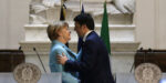 matto renzi e angela merkel bacio Vertice Renzi-Merkel ai piedi del David. Indimenticabile meeting – con visita guidata – per la cancelliera. Ma qualcuno insorge: in pericolo la sicurezza della statua