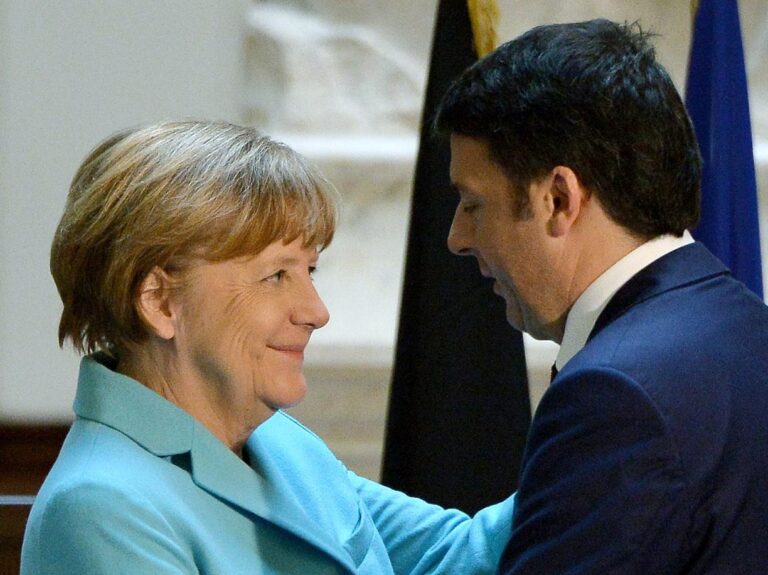 matto renzi e angela merkel pp Vertice Renzi-Merkel ai piedi del David. Indimenticabile meeting – con visita guidata – per la cancelliera. Ma qualcuno insorge: in pericolo la sicurezza della statua