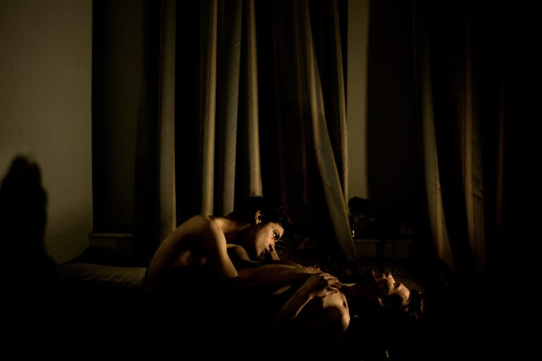 World Press Photo of the Year 2014: Jonathan Jacques Louis e Alexander Semyonov, una coppia omosessuale, in un momento d'intimità. San Pietroburgo, Russia. Fotografia di Mads Nissen (Danimarca) - Scanpix/Panos Pictures