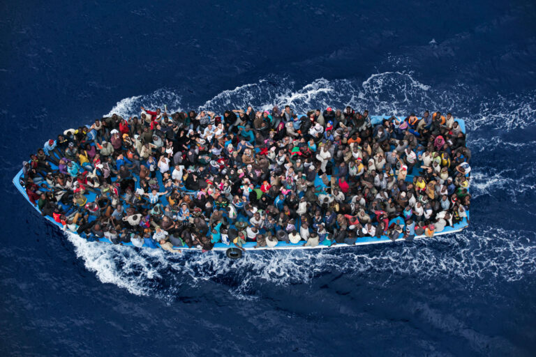 Massimo Sestini (Italia), Operazione Mare Nostrum: migranti al largo delle coste della Libia, 7 giugno 2014