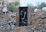 Banksy Bomb damage Gaza City foto Banksy Il ritorno di Banksy. L'anonimo streetartista torna a Gaza con una serie di murales e un video dai forti accenti politici