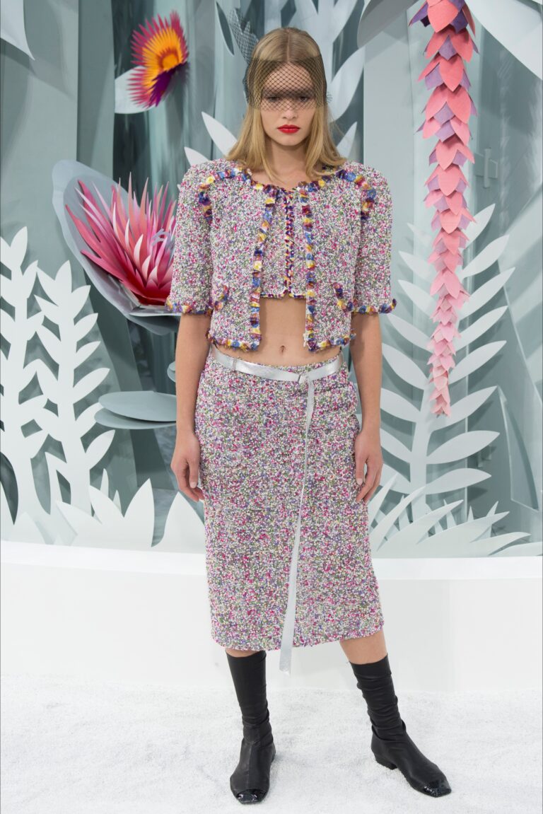 Chanel SS2015 Grand Palais Parigi 11 Il giardino di carta di Chanel. Fiori, pizzi, foglie, cristalli: spettacolo d’incanto al Grand Palais