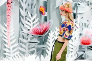 Il giardino di carta di Chanel. Fiori, pizzi, foglie, cristalli: spettacolo d’incanto al Grand Palais