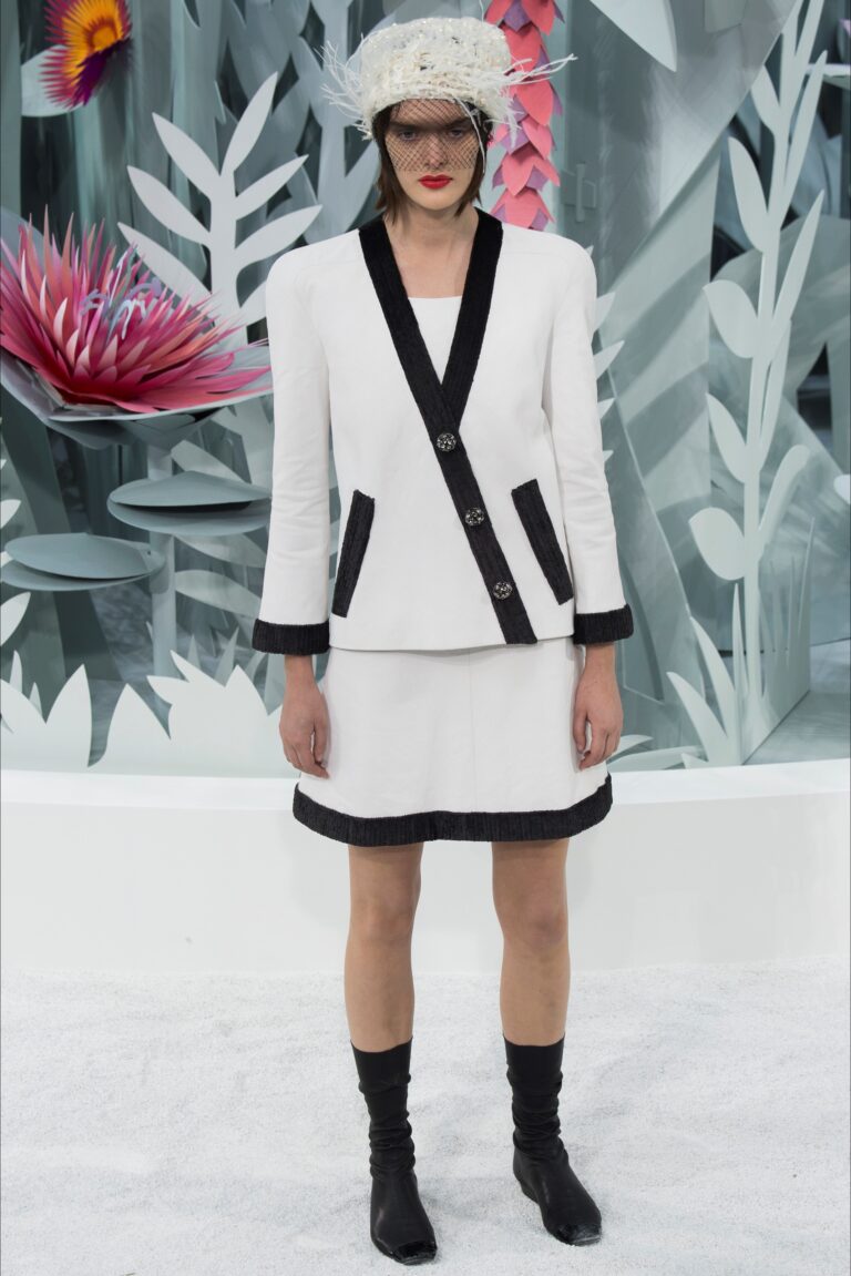 Chanel SS2015 Grand Palais Parigi 9 Il giardino di carta di Chanel. Fiori, pizzi, foglie, cristalli: spettacolo d’incanto al Grand Palais