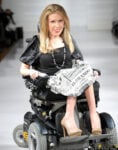 Danielle Sheypuk sfila per Carrie Hammer New York Fashion Week, donne straordinariamente normali in passerella. Per Carrie Hammer sfilaJamie Brewer, l’attrice con la sindrome di down