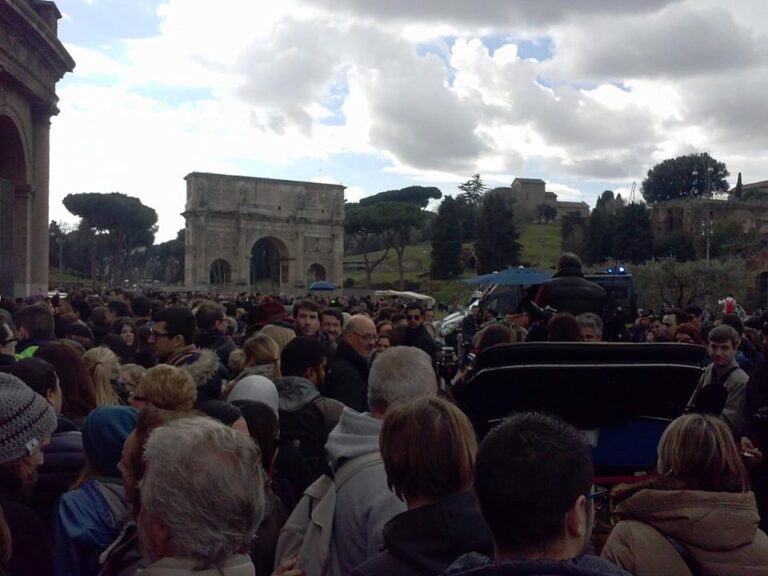 File per i controlli antiterrorismo al Colosseo 1 Caos al Colosseo. Parla una guida turistica: misure antiterrorismo che peggiorano la situazione. Ecco le foto