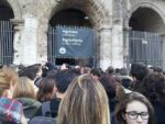 File per i controlli antiterrorismo al Colosseo Caos al Colosseo. Parla una guida turistica: misure antiterrorismo che peggiorano la situazione. Ecco le foto