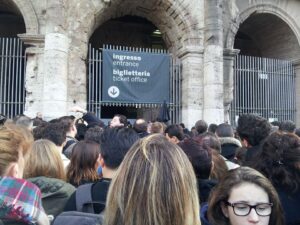 Caos al Colosseo. Parla una guida turistica: misure antiterrorismo che peggiorano la situazione. Ecco le foto