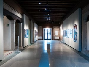 Da Venezia immagini dell’opening di Giudecca Fotografia. Da Gillo Dorfles a Toni Servillo, a Peppe Barra: personaggi nel mirino di Francesco Maria Colombo