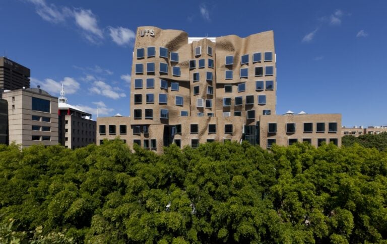 Frank Gehry UTS School Sydney foto Andrew Worssam Frank Gehry e il “sacchetto di carta accartocciata”. Inaugurata a Sydney la scuola della University of Technology, debutto dell'archistar in Australia
