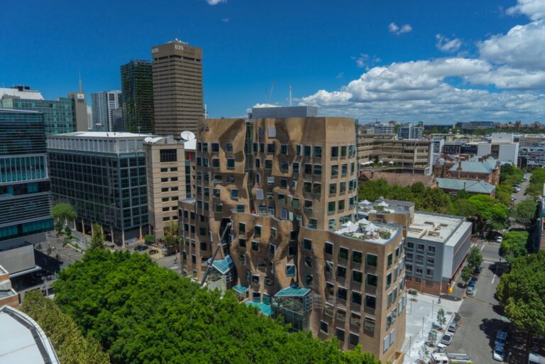 Frank Gehry UTS School Sydney foto Coptercam Frank Gehry e il “sacchetto di carta accartocciata”. Inaugurata a Sydney la scuola della University of Technology, debutto dell'archistar in Australia