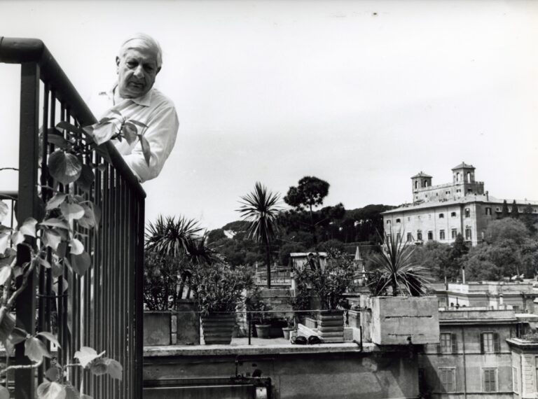 Giorgio de Chirico sulla terrazza di Piazza di Spagna