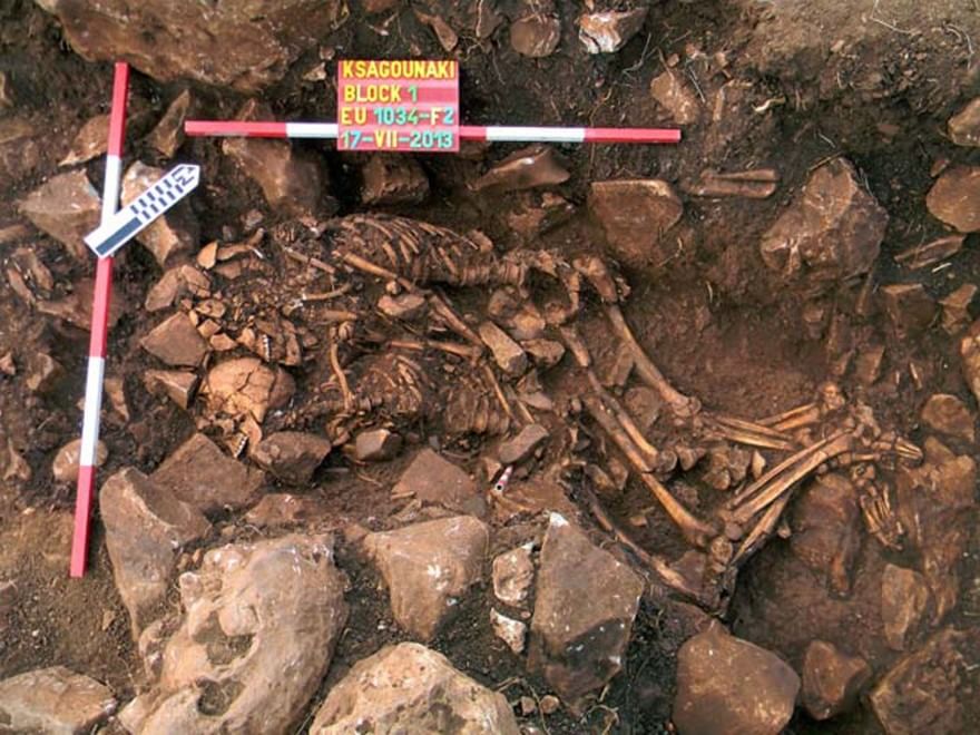 L’amore ai tempi del Neolitico. Rinvenuti in Grecia due scheletri avvinghiati. Doppia sepoltura, per un uomo e una donna che la morte non separò