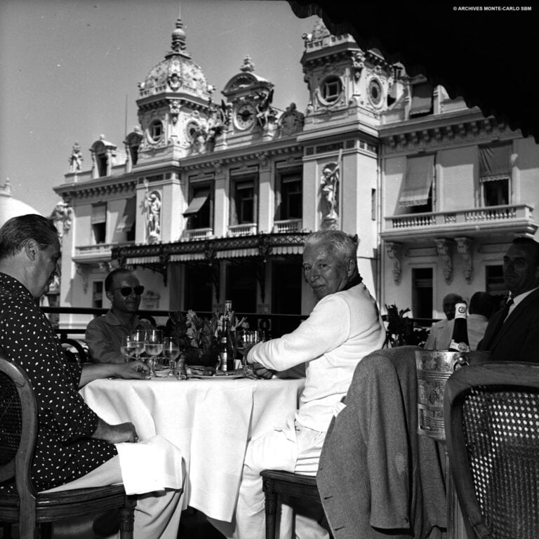 Hotel de Paris - Charlie Chaplin déjeunant sur la terrasse - photo Robert Oggero Archives SBM