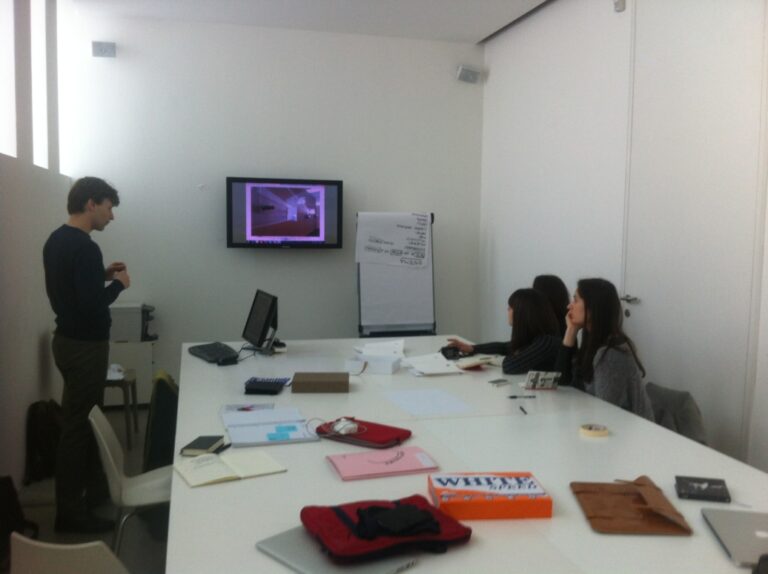 Incontro con Alessandro Quaranta nellufficio dei curatori in residenza alla Fondazione Sandretto Re Rebaudengo foto Lorenzo Balbi Diario di una residenza. Esplorare l'arte contemporanea italiana in 100 giorni: prime settimane dei giovani curatori stranieri alla Fondazione Sandretto Re Rebaudengo di Torino