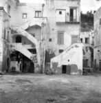 Ischia porto, Piazza dei Pescatori, casa con arconi © Renato Bazzoni