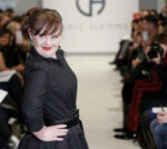 Jamie Brewer sfila a New York per Carrie Hammer New York Fashion Week, donne straordinariamente normali in passerella. Per Carrie Hammer sfilaJamie Brewer, l’attrice con la sindrome di down