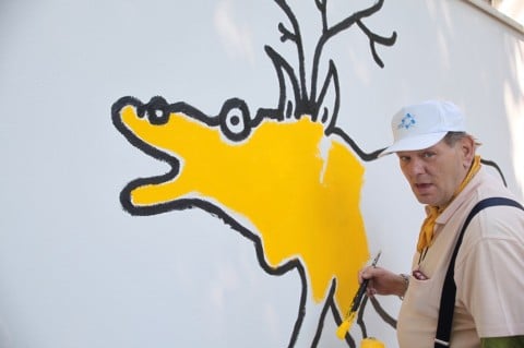Johann Garber mentre dipinge un cervo - Courtesy Privatstiftung-Künstler aus Gugging