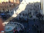 La Barcaccia danneggiata dai vandali olandesi Danneggiata la Barcaccia del Bernini a Piazza di Spagna. A Roma calano i nuovi barbari 'tifosi' del Feyenoord. La Polizia italiana li lascia fare