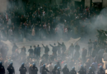 La Barcaccia danneggiata dai vandali olandesi Danneggiata la Barcaccia del Bernini a Piazza di Spagna. A Roma calano i nuovi barbari 'tifosi' del Feyenoord. La Polizia italiana li lascia fare