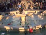 La Barcaccia danneggiata dai vandali olandesi Danneggiata la Barcaccia del Bernini a Piazza di Spagna. A Roma calano i nuovi barbari 'tifosi' del Feyenoord. La Polizia italiana li lascia fare