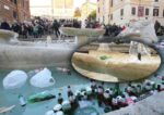 La Barcaccia danneggiata dai vandali olandesi 2 Danneggiata la Barcaccia del Bernini a Piazza di Spagna. A Roma calano i nuovi barbari 'tifosi' del Feyenoord. La Polizia italiana li lascia fare
