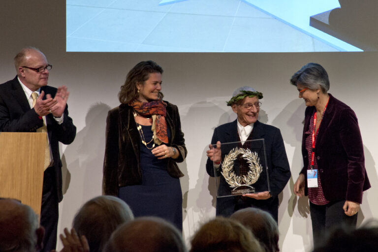 La cerimonia di premiazione di Alessandro Mendini Alessandro Mendini vince l'European Prize for Architecture. “Una delle menti più rare e più iconiche nella storia dell'arte e dell'architettura”