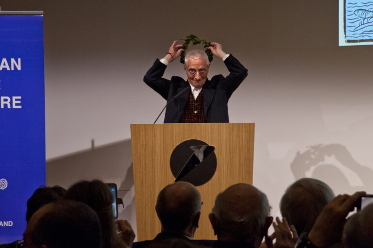 La cerimonia di premiazione di Alessandro Mendini 1 Alessandro Mendini vince l'European Prize for Architecture. “Una delle menti più rare e più iconiche nella storia dell'arte e dell'architettura”