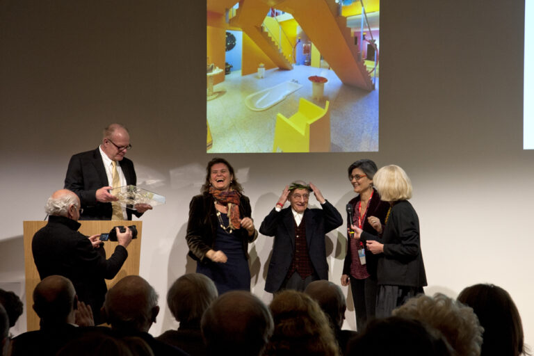 La cerimonia di premiazione di Alessandro Mendini Alessandro Mendini vince l'European Prize for Architecture. “Una delle menti più rare e più iconiche nella storia dell'arte e dell'architettura”