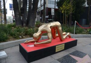 Dopo l’Oscar eroinomane, ecco il cocainomane. L’artista Plastic Jesus scandalizza ancora Hollywood con le sue provocatorie sculture