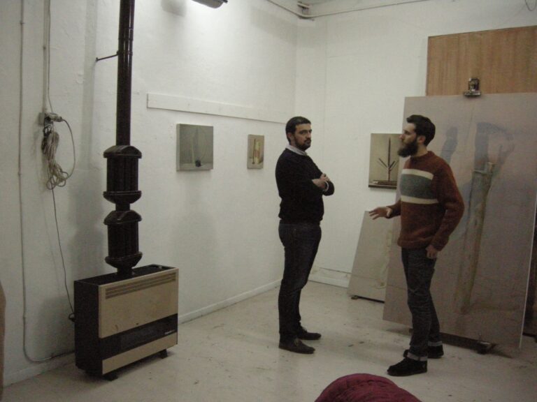 Lorenzo Balbi coordinatore della Residenza con Manuele Cerutti durante la studio visit nello studio dellartista foto Angelica Sule Diario di una residenza. Esplorare l'arte contemporanea italiana in 100 giorni: prime settimane dei giovani curatori stranieri alla Fondazione Sandretto Re Rebaudengo di Torino