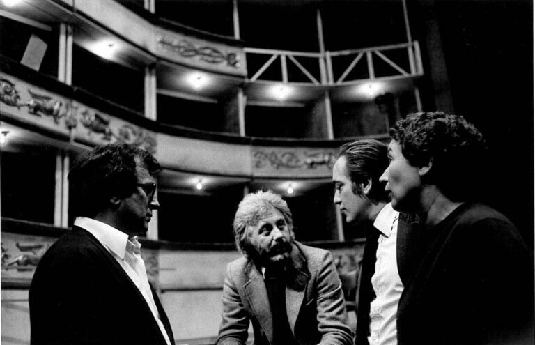 Luca Ronconi con Luciano Berio Gae Aulenti e Marcello Panni ottobre 1979 Archivio Marcello Panni Addio a Luca Ronconi. È morto a Milano il regista che ha diretto il Piccolo Teatro, Leone d'Oro alla Carriera alla Biennale di Venezia nel 2013