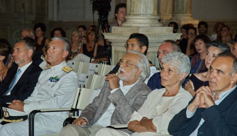 Luca Ronconi durante la cerimonia per il Leone d’oro alla carriera Addio a Luca Ronconi. È morto a Milano il regista che ha diretto il Piccolo Teatro, Leone d'Oro alla Carriera alla Biennale di Venezia nel 2013