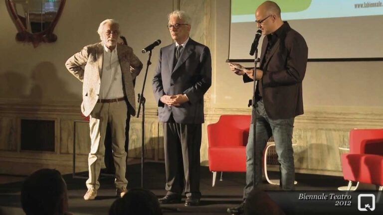 Luca Ronconi durante la cerimonia per il Leone d’oro alla carriera Addio a Luca Ronconi. È morto a Milano il regista che ha diretto il Piccolo Teatro, Leone d'Oro alla Carriera alla Biennale di Venezia nel 2013