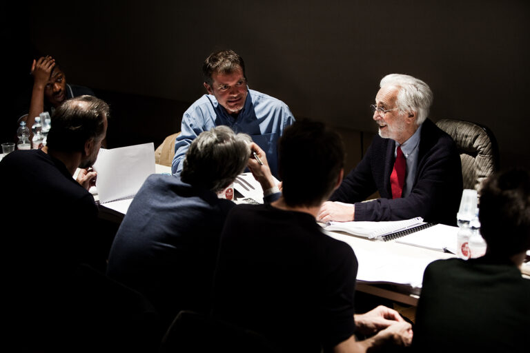 Luca Ronconi durante le prove di Lehman Trilogy foto Luigi Laselva Addio a Luca Ronconi. È morto a Milano il regista che ha diretto il Piccolo Teatro, Leone d'Oro alla Carriera alla Biennale di Venezia nel 2013