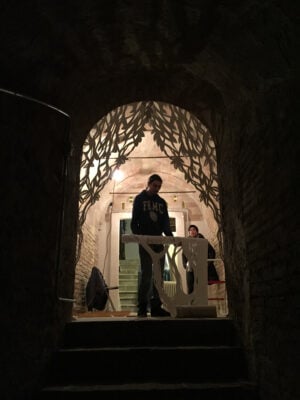 Matteo Ufocinque Capobianco per il rilancio della Usbgallery, a Jesi. Installazioni di carta, ceramiche e disegni nella homegallery nel cuore delle Marche