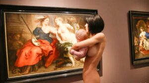 Venere desnuda con bambino. Milo Moirè a Monaco: performance senza veli al museo